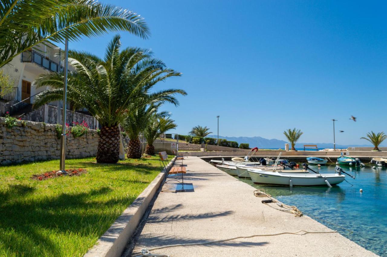 Apartments Ivica - Beachfront Дрвеник Экстерьер фото