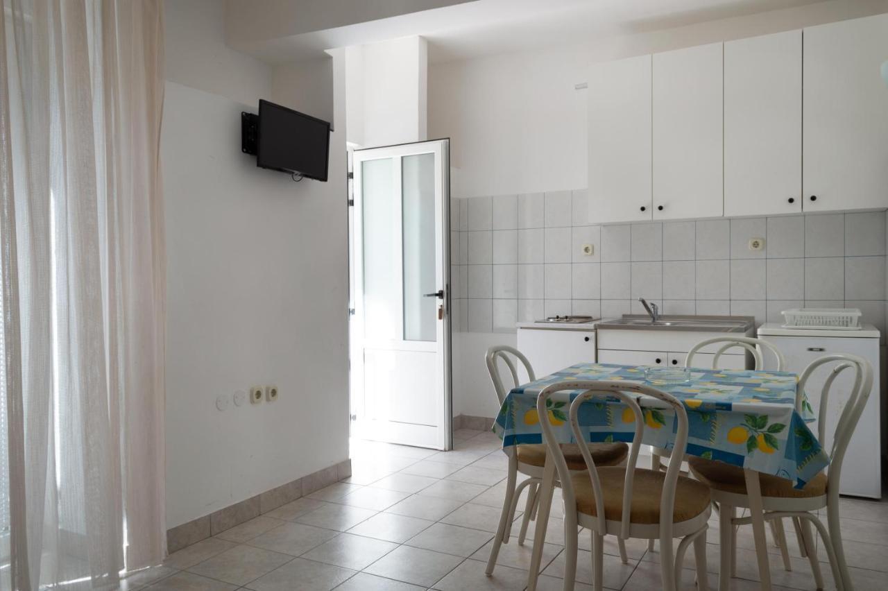 Apartments Ivica - Beachfront Дрвеник Экстерьер фото
