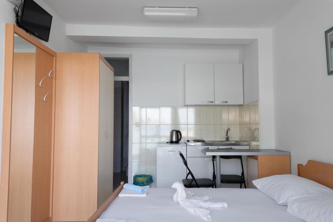 Apartments Ivica - Beachfront Дрвеник Экстерьер фото